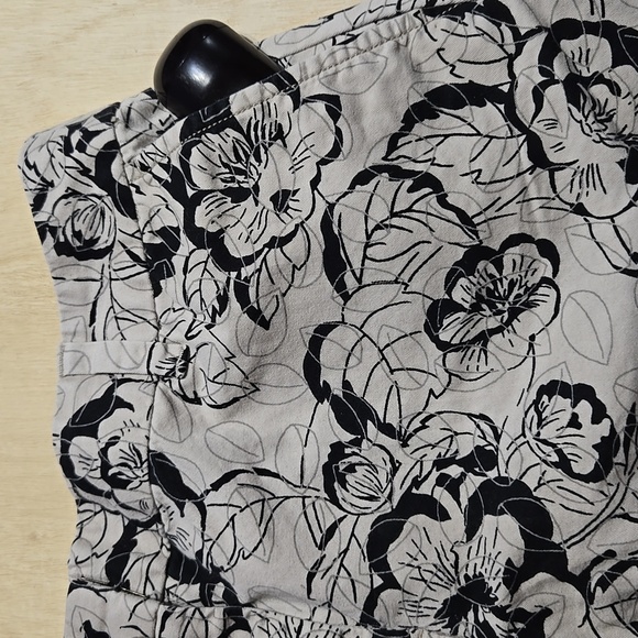 Floral Black and Cream Women's Shorts Ann Taylor Loft Size 6 4" Mid-Rise - Picture 2 of 9